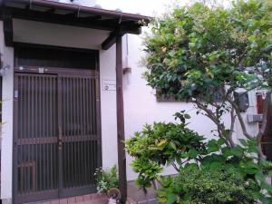 大阪和谐大阪旅馆的树屋的前门