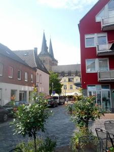 克桑滕Weindepot Xanten的城镇中树木繁茂的街道