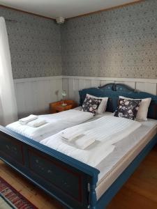 Hede松佳花园酒店的卧室内的一张蓝色框大床