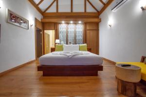 库德岛库德岛天堂海滩度假村的一间卧室设有一张大床,铺有木地板
