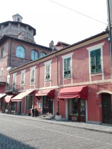 卡尔马尼奥拉Casa Ternavassi的一条鹅卵石街道上的一排建筑物