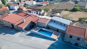 米兰达·杜·杜罗Casa Mirandês Rural的享有带游泳池的房屋的空中景致