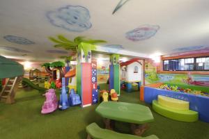 利多迪耶索罗栀子酒店的儿童游戏室和游乐区
