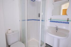伯恩茅斯伯恩茅斯迈玛酒店的白色的浴室设有卫生间和水槽。