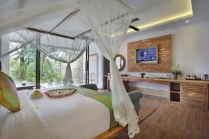 乌布Bucu View Resort的卧室配有一张大白色的床和书桌