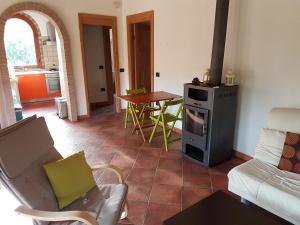弗卢米尼马焦雷Villa l'orto Portixeddu Sardegna的一间带炉灶和桌子的客厅