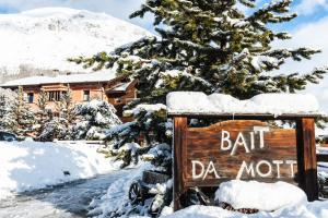 利维尼奥Residence Bait da Mott的房屋前雪中的标志