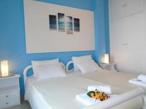 ApraosSirios Apartments的一间卧室设有两张带蓝色墙壁的床