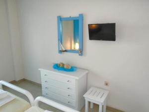 ApraosSirios Apartments的一间卧室配有梳妆台、镜子和椅子