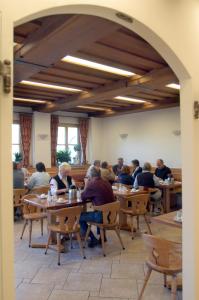 杜伦斯坦Weingut-Pension Stockingerhof的一群坐在餐厅桌子上的人