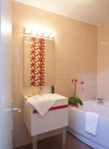 圣拉提尔棕色酒店的带浴缸、水槽和浴缸的浴室