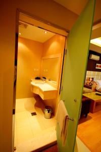 利雅德Meera Suites的一间带水槽和镜子的浴室