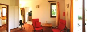 圣欧拉利娅-德加尔阿伦达拉贡乡村民宿的客厅配有红色椅子和桌子