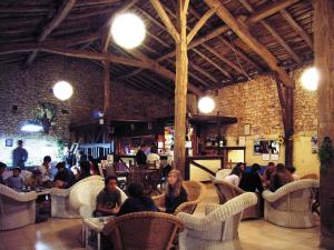Gavaudun加沃丹葡萄园酒店的一群人坐在餐馆里