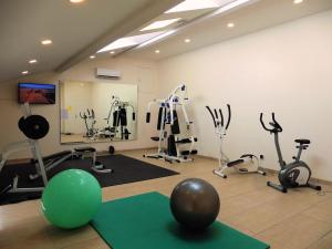 Gavaudun加沃丹葡萄园酒店的健身房提供健身自行车和球盘