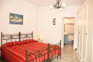 波西塔诺La Casarella Apartment Positano的一间卧室配有一张带红色毯子的床