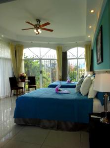 圣何塞阿拉米达卡里阿利精品酒店 的一间卧室配有一张蓝色的床,里面装有玩具