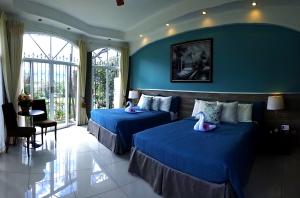 圣何塞阿拉米达卡里阿利精品酒店 的酒店客房带两张床,还有天鹅