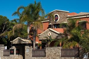 奇克拉纳－德拉弗龙特拉Hotel Coral Playa的一座棕榈树建筑