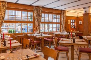 Hotel Walliserhof Zermatt餐厅或其他用餐的地方