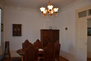 洛里加Casa da Ponte do Arrocho的一间带吊灯和桌椅的用餐室