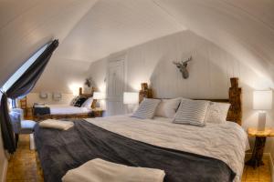 拉马巴耶Les 2 Iles - Les Chalets Spa Canada的阁楼上的卧室配有一张大床