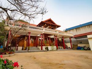 木州县莫巢镇民宿的一座红色柱子和门廊的大建筑