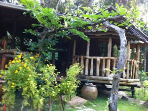 库德岛Koh Kood Little Hut的植物屋前的木凳