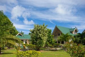拉迪格岛Chalets d'Anse Reunion的绿色屋顶的房子