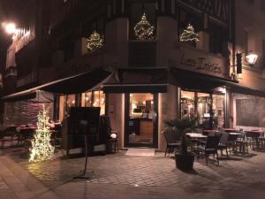 鲁昂雷伊尼蒂耶酒店的餐厅设有圣诞灯和桌椅