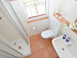 奥斯赛拜-塞林Haus Möwe - Apt. 013的一间带水槽和卫生间的浴室以及窗户。
