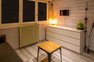 拉克吕萨Studio Belmont - Centre village la Clusaz - AravisTour的小房间设有桌子和散热器