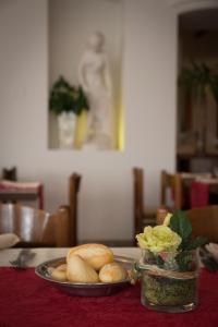 Calusco dʼAddaAlbergo Etrusco的桌上的一盘食物,有一盘面包