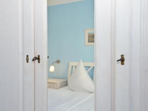奥斯赛拜-塞林Haus Möwe - Apt. 013的一间房间内的带镜子的白色门