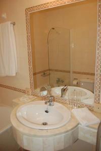埃尔瓦斯杰丁酒店的一间带水槽和镜子的浴室
