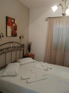 布拉卡梦幻国度公寓式酒店的一间卧室配有一张带白色床单的床和一扇窗户。