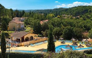 萨拉瓦Résidence Odalys Les Hauts de Salavas的享有带游泳池的度假村的空中景致