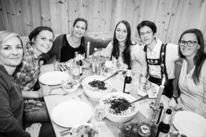 奥伯斯特多夫艾格旅馆的一群坐在餐桌旁的女人,吃着食物