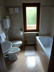 巴迪亚Lamirì的浴室配有卫生间、浴缸和水槽。