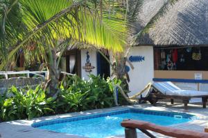 ChizavaneZona Braza Beach Lodge的一座位于一座带度假村的房屋前的游泳池