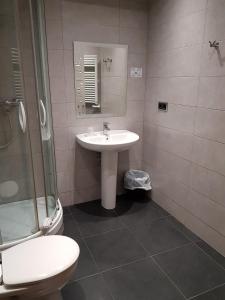 巴塞罗那莱万特旅馆的一间浴室