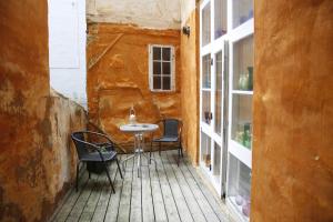 哥本哈根哥本哈根公寓的大楼庭院里的一张小桌子和椅子