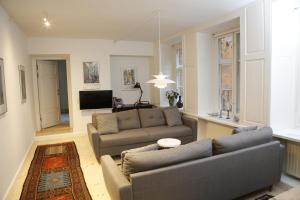 哥本哈根哥本哈根公寓的客厅配有两张沙发和一台电视机