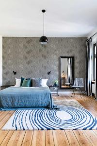 柏林布里丽安公寓酒店的一间卧室配有蓝色的床和镜子