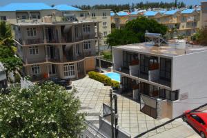 弗利康弗拉克阿什马拉别墅&一室公寓的享有带游泳池的建筑的空中景致