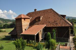 RaškaInn Cakmara的院子内有 ⁇ 屋顶的房子