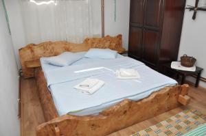 RaškaInn Cakmara的床上有两条白色毛巾