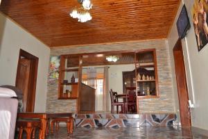基加利Keva Guest House的客厅设有桌椅和天花板。