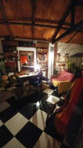 里奥格兰德Hostel Casa do Bolaxa的一间卧室配有桌子、床和书桌