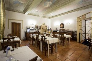 Relais Hotel Centrale "Dimora Storica"餐厅或其他用餐的地方